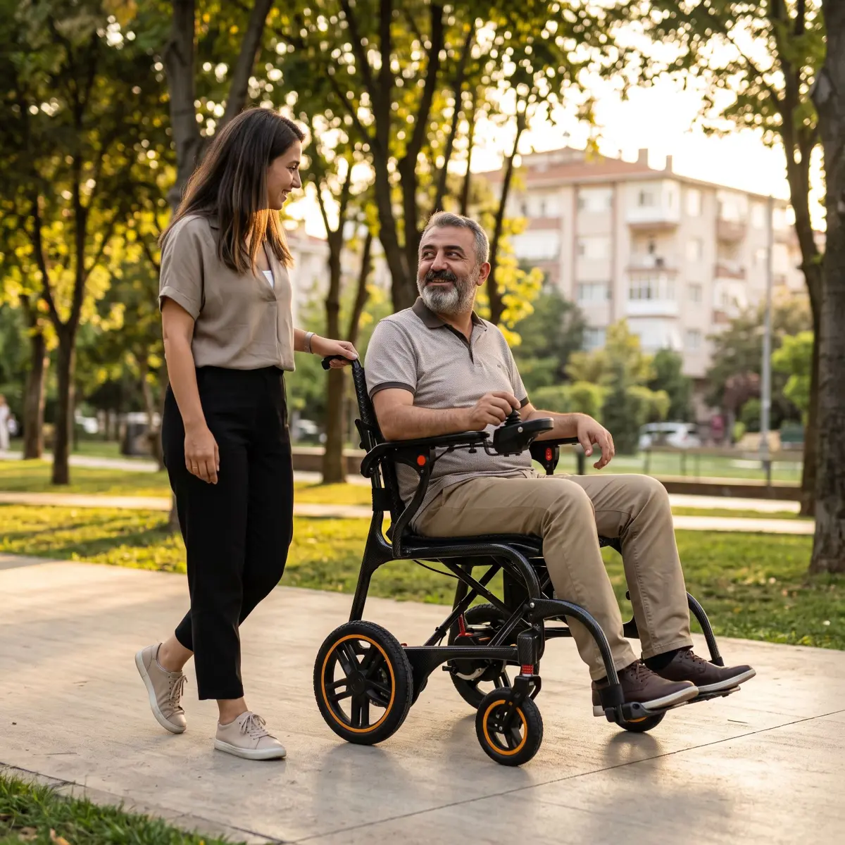 Park yolunda karbon fiber akülü sandalye kullanan kişi