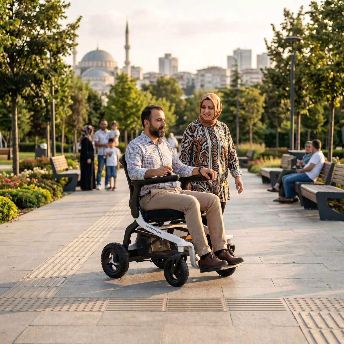 Eğimli park yolunda akülü sandalye kullanan kişi