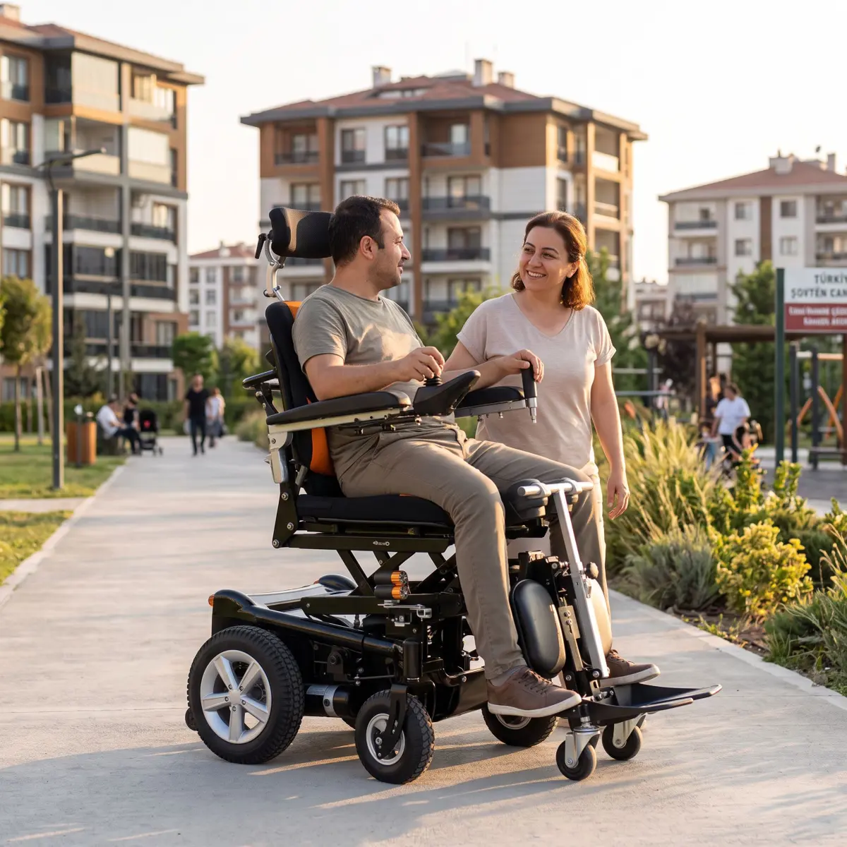 Park yolunda ayağa kaldıran akülü sandalye kullanan yetişkin bir kişi
